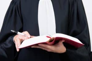 Personne préparant ses questions pour son avocat de divorce