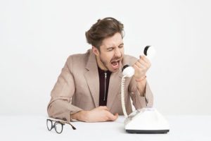 homme hurlant incapable de gérer ses émmotions pendant un divorce