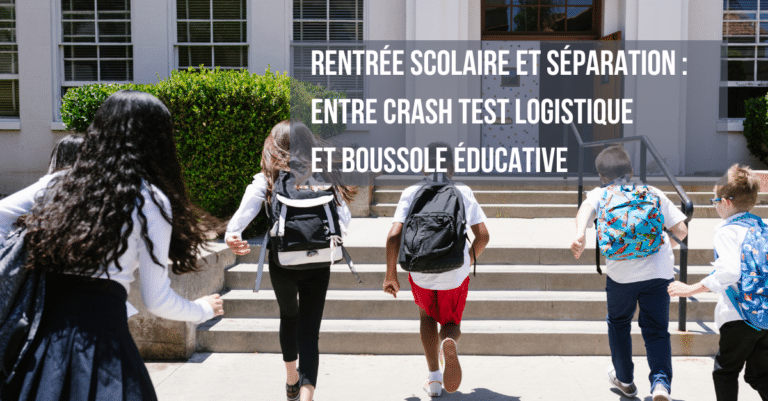 Parent séparé tenant la main de son enfant sur le chemin de l’école, symbolisant la rentrée et la coparentalité.