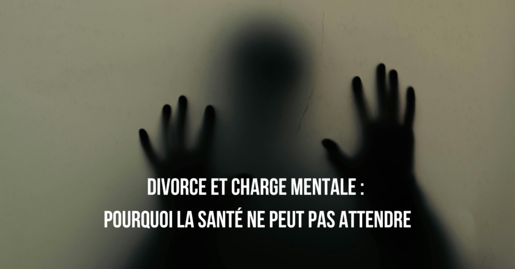 Femme seule assise dans son salon, visage pensif, illustrant la surcharge mentale pendant un divorce.