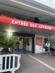 Sandrine Mercy lors de l’entrée des artistes au Palais des Festivals de Cannes, avant la cérémonie des Lys d’Or