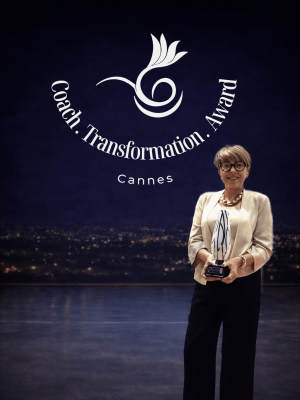 Sandrine Mercy sur scène lors de la remise du Prix Lys d’Or – catégorie Parentalité, Éducation et Transmission