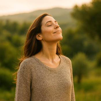 Femme apaisée dans la nature respirant profondément, symbole de libération après un divorce ou une séparation grâce au coaching
